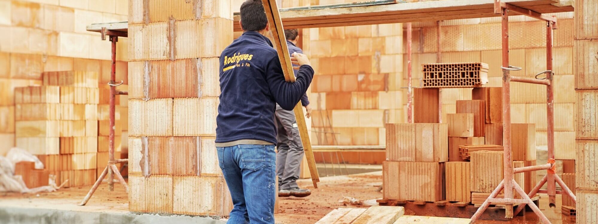 RODRIGUES_4 2000X750 | Rodrigues Père et Fils Maçonnerie générale : quels signes doivent vous alerter avant de lancer une rénovation structurelle ? Delle